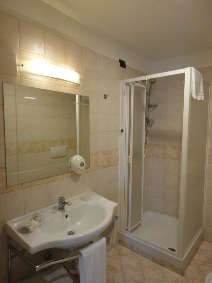 Hotel Vazzana Volpiano Quarto foto