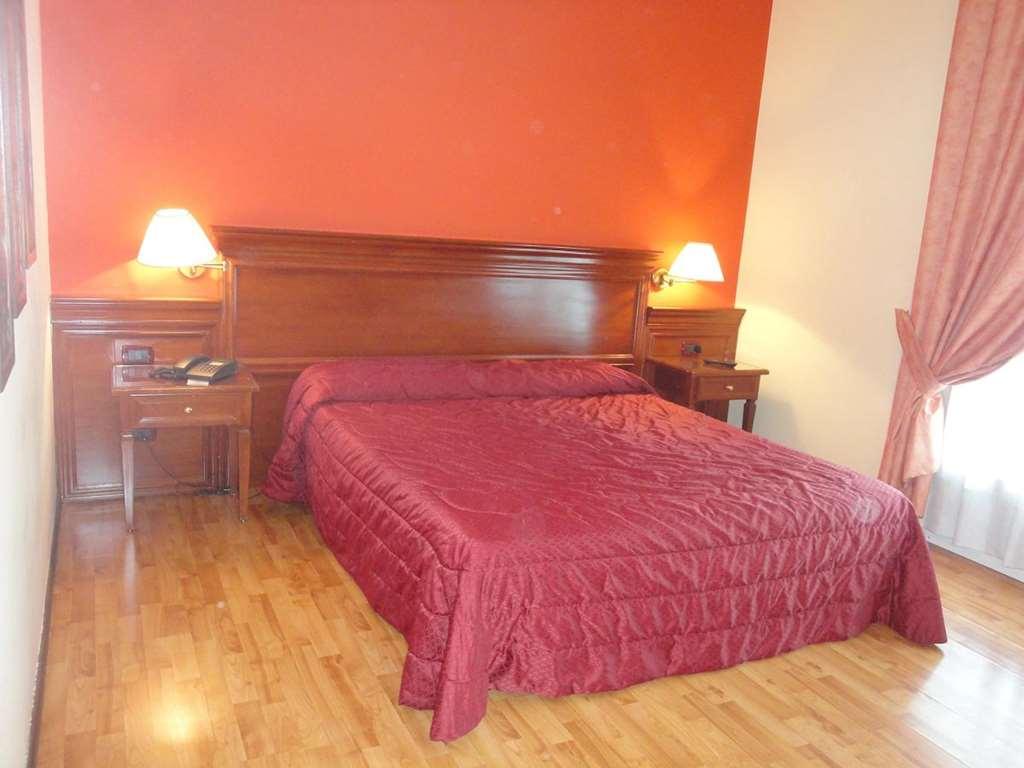Hotel Vazzana Volpiano Quarto foto