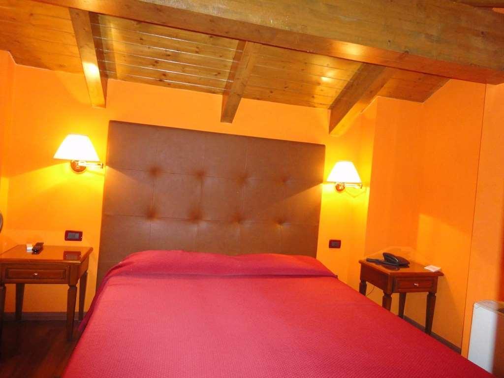 Hotel Vazzana Volpiano Quarto foto